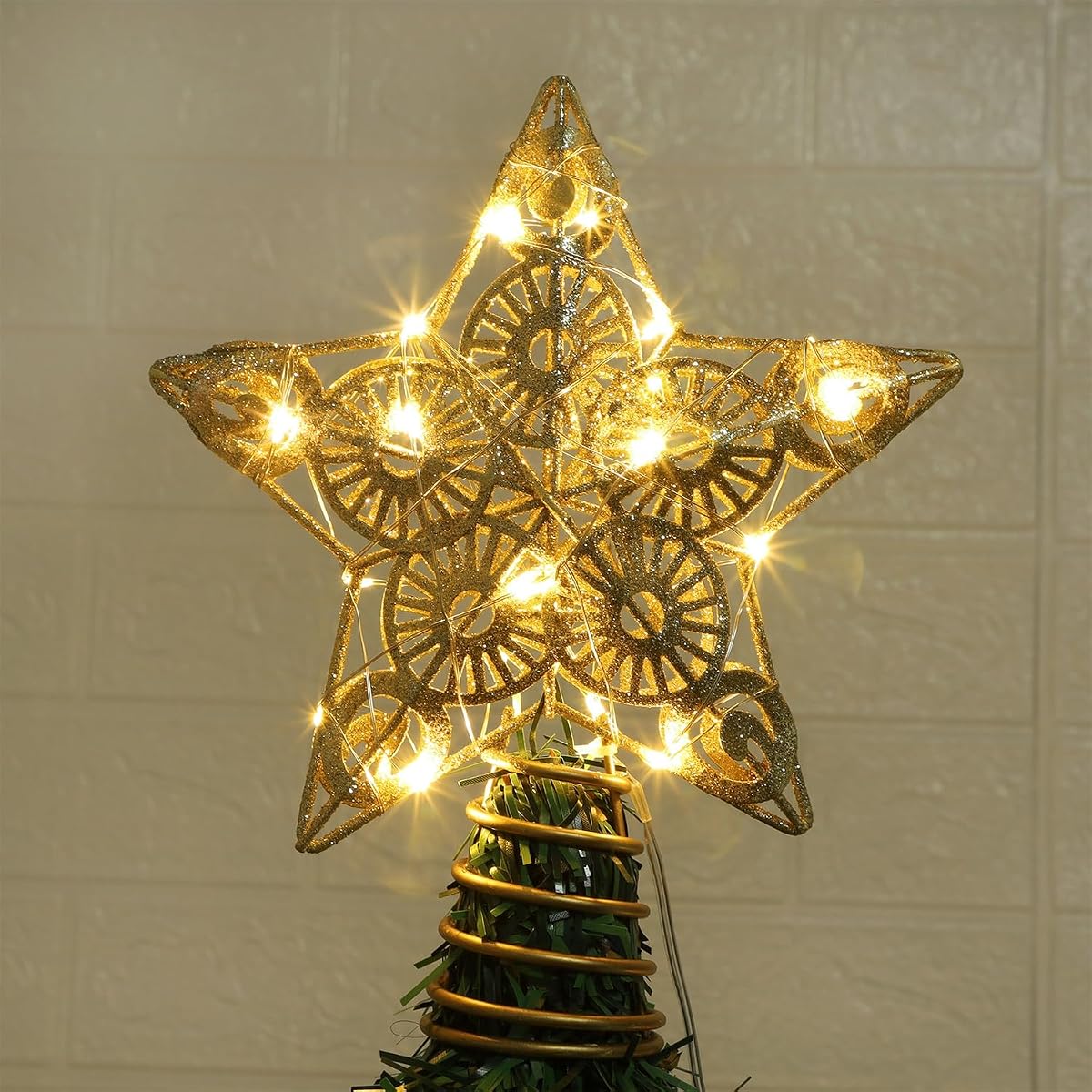 Juegoal Star Tree Topper with 20 LED Lights, Metal Golden Lighted Treetop Ornaments, Battery Powered Light Up Christmas Tree Decorations, 6.5 x 6.5 Inches - imagem de detalhe 6