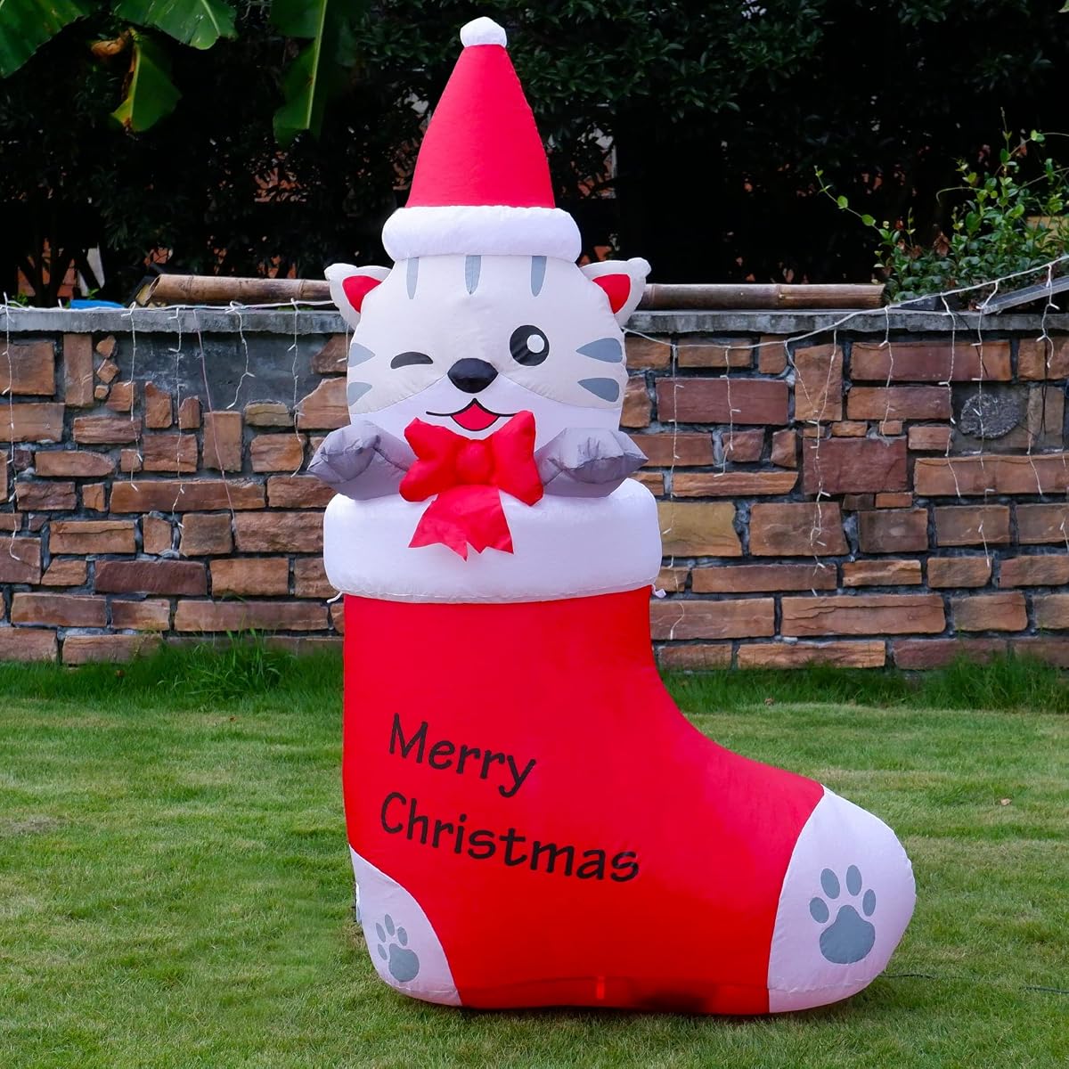 Juegoal 5 FT Christmas Inflatables Outdoor Decorations, Inflatable Kitten in Xmas Stocking, Lighted Blow Up Cat Standing on Christmas Socks with Built in Lights for Holiday Lawn Yard Garden Decor - imagem de detalhe 3